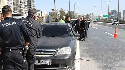 Otoyolda araç içinde sır ölüm: Başından tüfekle vurulmuş halde bulundu