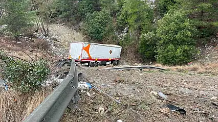 Otoyolda tır bariyerlere çarpıp şarampole yuvarlandı: 2 yaralı