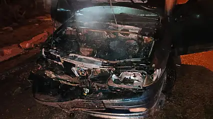 Park halindeki otomobil alev alev yandı