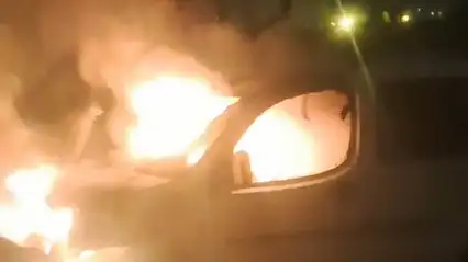 Park halindeki otomobil alev alev yandı