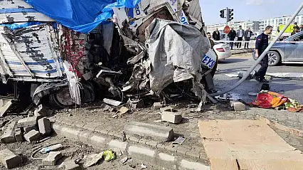 Şanlıurfa'da freni patlayan kamyon araçların arasına daldı: 1 ölü, 3 yaralı