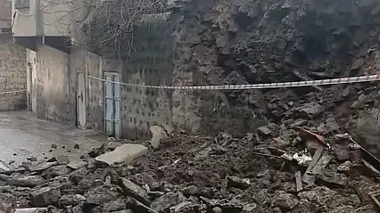 Siverek'te duvar çöktü: 2 çocuk saniyelerle kurtuldu