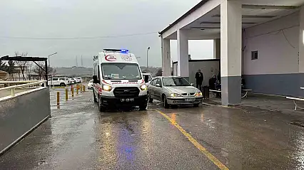 Siverek'te Otomobil ile Traktör Çarpıştı: 5 Yaralı