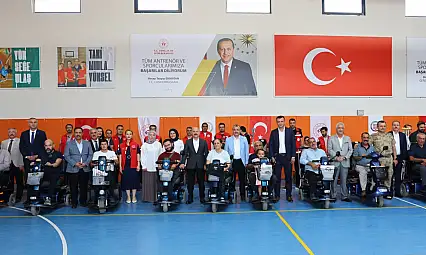 Adıyaman'da 41 akülü sandalye depremzede vatandaşlara teslim edildi