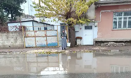 Caddede biriken sular evleri bastı