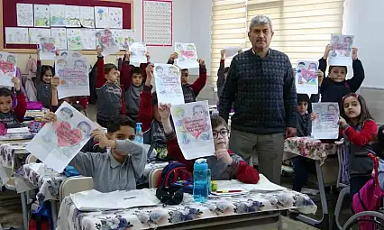 Depremin yaralarını öğrencileriyle sardı