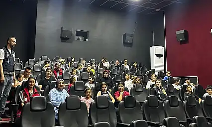 Depremzede ve emniyet personeli çocuklarına sinema etkinliği