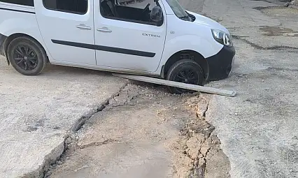 Adıyaman'da altyapı çalışmaları nedeniyle çöken yolda bir hafif ticari araç mahsur kaldı