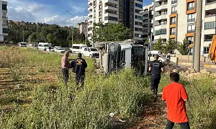 Hafriyat yüklü kamyon devrildi: 1 yaralı