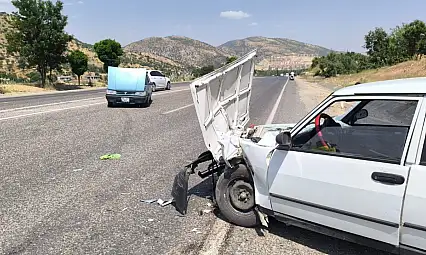 İki otomobil çarpıştı: 2 yaralı
