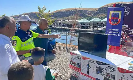 Jandarma ekipleri, trafik bilgilendirme standı açtı