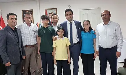 Kaymakam Seyhan başarılı öğrencileri makamında tebrik etti