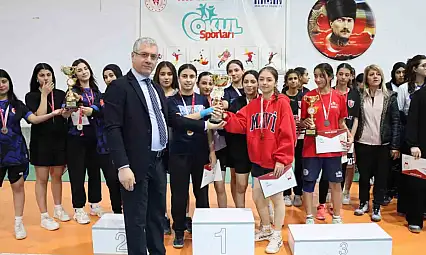 Malatya'da badminton ve futsal il şampiyonları kupalarını aldı