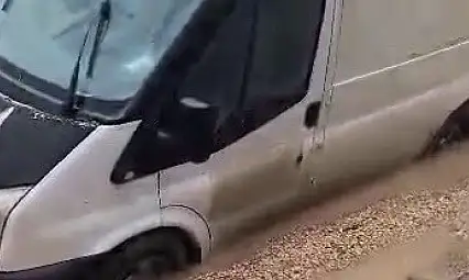 Minibüs çöken yolda mahsur kaldı