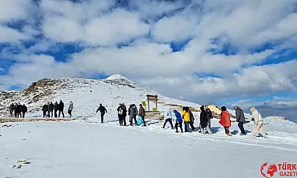 Nisan ayında Nemrut'ta turistlere kar sürprizi