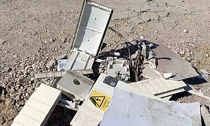 Parçalanan elektrik trafosu tehlike saçıyor