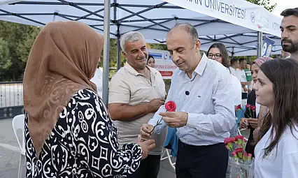 Rektör Keleş Öğrencileri ve ailelerini karanfillerle karşıladı