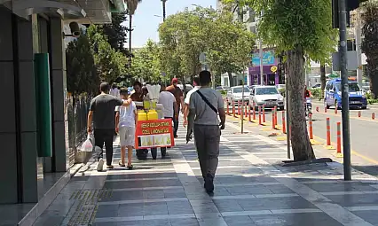 Şanlıurfa'da vatandaşlar terör örgütü PKK'nın silah bırakmasını sevinçle karşıladı