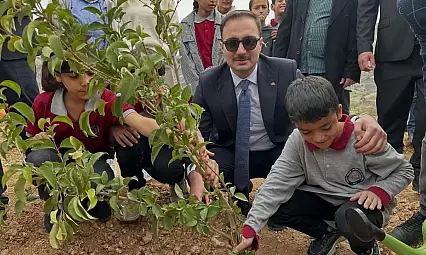 Sincik'te öğrencilerden yeşil bir gelecek için fidan dikimi