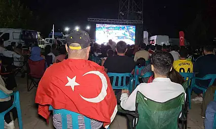 Türkiye- Almanya maçını Adıyamanlılar dev ekrandan izledi