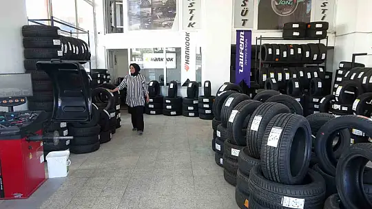 'Kadınlar yapamaz' diyenlere inat 24 yıldır lastik tamiri yapıyor