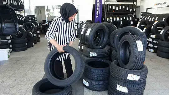 'Kadınlar yapamaz' diyenlere inat 24 yıldır lastik tamiri yapıyor