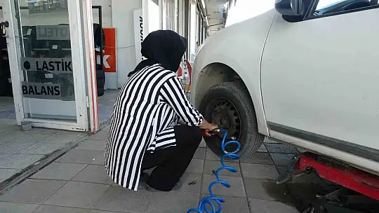 'Kadınlar yapamaz' diyenlere inat 24 yıldır lastik tamiri yapıyor