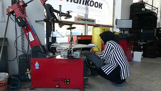 'Kadınlar yapamaz' diyenlere inat 24 yıldır lastik tamiri yapıyor