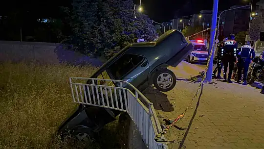 16 yaşındaki sürücü kaldırımdaki panoya çarptı