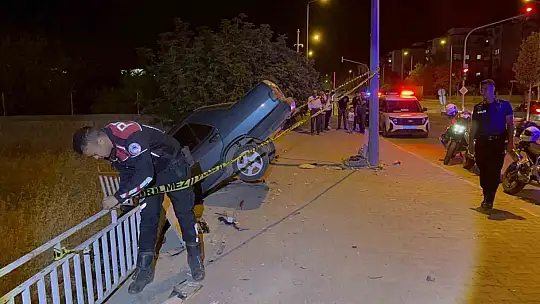 16 yaşındaki sürücü kaldırımdaki panoya çarptı