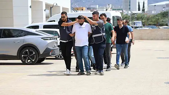 3 günde 2 defa iş yerini kuşunlamışlardı: Terlikli şebeke polis operasyonuyla yakalandı