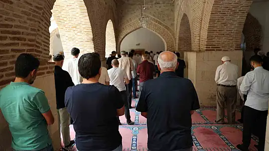 4 bin yıllık Harput'a gelenler, Pisa'dan daha eğri minareyi görünce şaşırıyor
