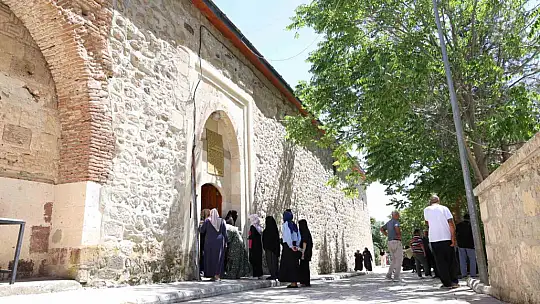 4 bin yıllık Harput'a gelenler, Pisa'dan daha eğri minareyi görünce şaşırıyor