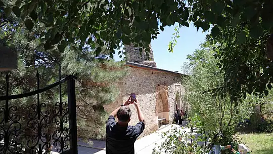 4 bin yıllık Harput'a gelenler, Pisa'dan daha eğri minareyi görünce şaşırıyor