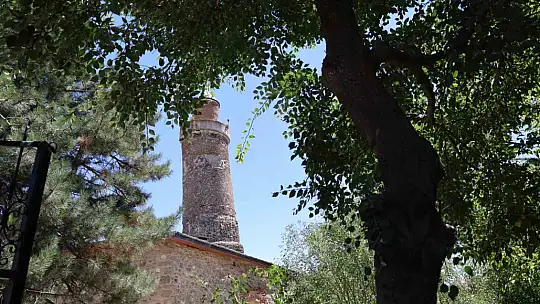 4 bin yıllık Harput'a gelenler, Pisa'dan daha eğri minareyi görünce şaşırıyor