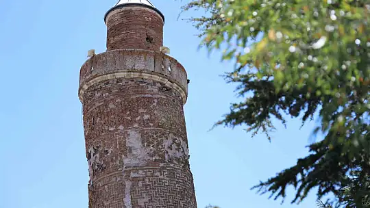 4 bin yıllık Harput'a gelenler, Pisa'dan daha eğri minareyi görünce şaşırıyor