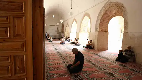 4 bin yıllık Harput'a gelenler, Pisa'dan daha eğri minareyi görünce şaşırıyor