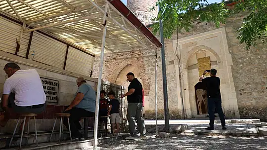 4 bin yıllık Harput'a gelenler, Pisa'dan daha eğri minareyi görünce şaşırıyor
