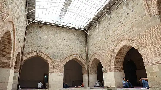 4 bin yıllık Harput'a gelenler, Pisa'dan daha eğri minareyi görünce şaşırıyor