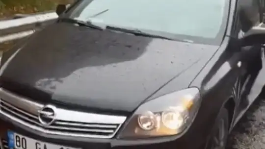 4 öğretmenin hayatını kaybettiği yola yine kaya parçası düştü, bir otomobil hasar gördü