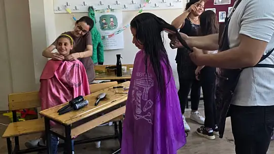 42 Kız öğrenciye ücretsiz saç kesimi hizmeti verildi