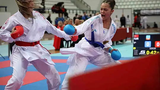 51 İlden bin 200 sporcu Elazığ'da karate için buluştu