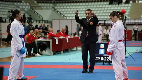 51 İlden bin 200 sporcu Elazığ'da karate için buluştu