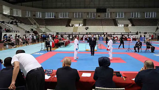 51 İlden bin 200 sporcu Elazığ'da karate için buluştu