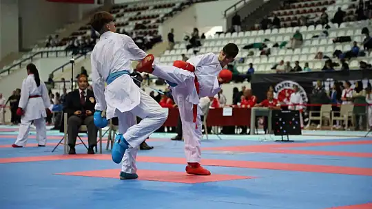 51 İlden bin 200 sporcu Elazığ'da karate için buluştu