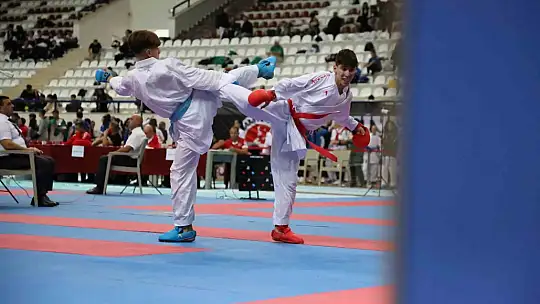 51 İlden bin 200 sporcu Elazığ'da karate için buluştu