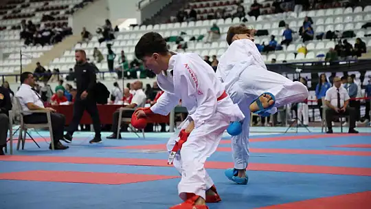 51 İlden bin 200 sporcu Elazığ'da karate için buluştu