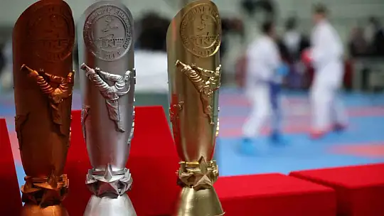 51 İlden bin 200 sporcu Elazığ'da karate için buluştu