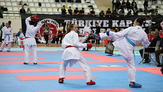 51 İlden bin 200 sporcu Elazığ'da karate için buluştu