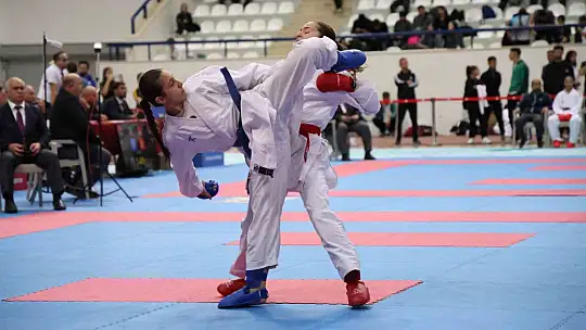51 İlden bin 200 sporcu Elazığ'da karate için buluştu